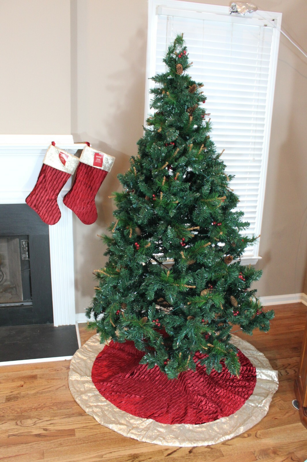 3-Set Red Velvet Tree Skirt & 2 Matching Stockings - Dazzling Christmas Tree 1 3-Set Red Velvet Tree Skirt & 2 Matching Stockings - Dazzling Christmas Tree