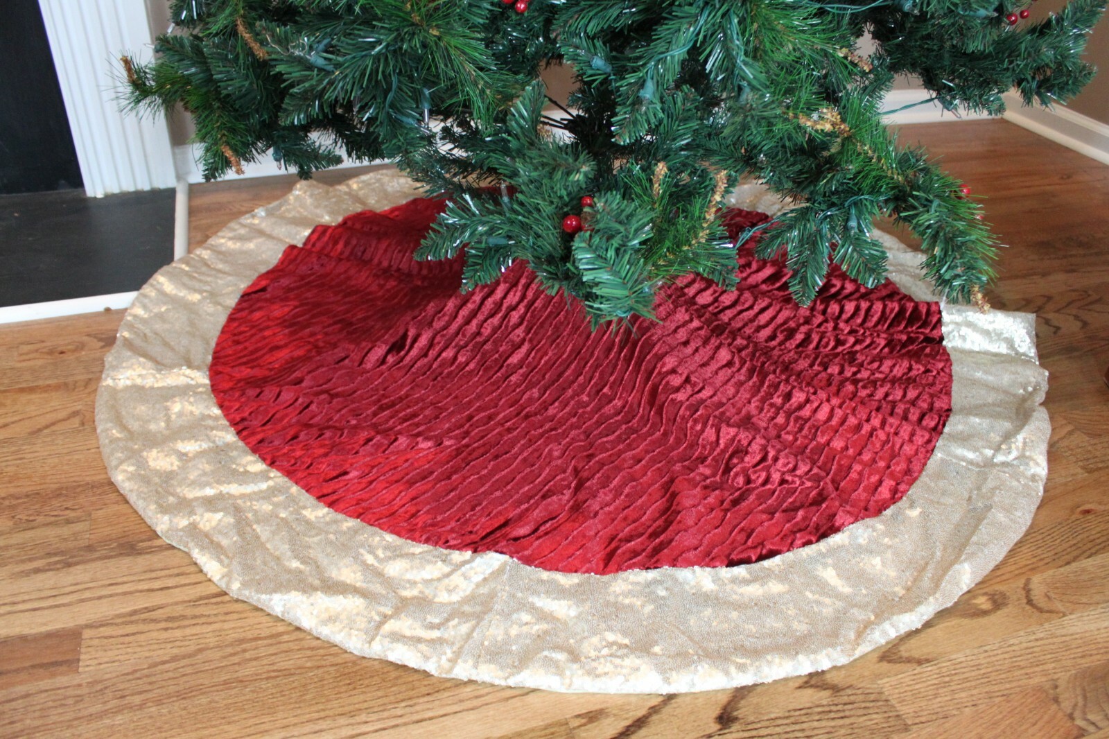 3-Set Red Velvet Tree Skirt & 2 Matching Stockings - Dazzling Christmas Tree 3 3-Set Red Velvet Tree Skirt & 2 Matching Stockings - Dazzling Christmas Tree - Image 3