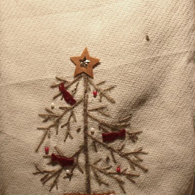 Traditional Christmas Tree Skirt – Classic Old-Fashioned Holiday Decor