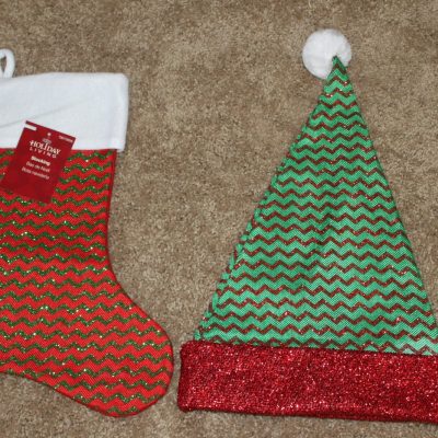2-Set Sparkle Zigzag Stocking & Santa Hat – Red Green Christmas